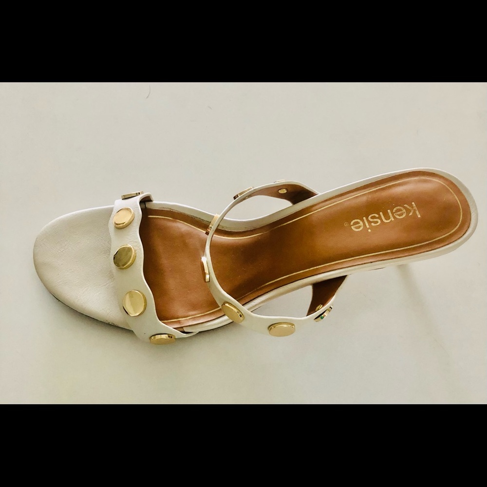 Ladies sandals.